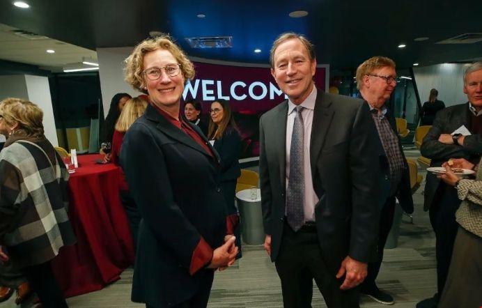 明尼蘇達(dá)大學(xué)新校長.png 明尼蘇達(dá)大學(xué)新校長.png